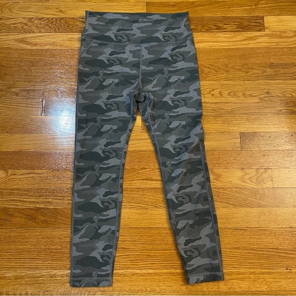 Vuori Pants - Vuori Caspian Performance 7/8 Leggings Gray Camo - Size Medium